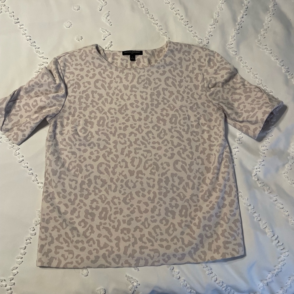 Banana Republic White/Grey Cheetah Print Top